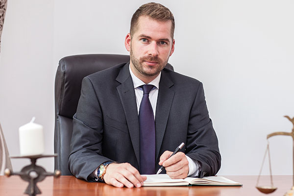 Dr. Berta Kristóf József ügyvéd portréfotó irodájában